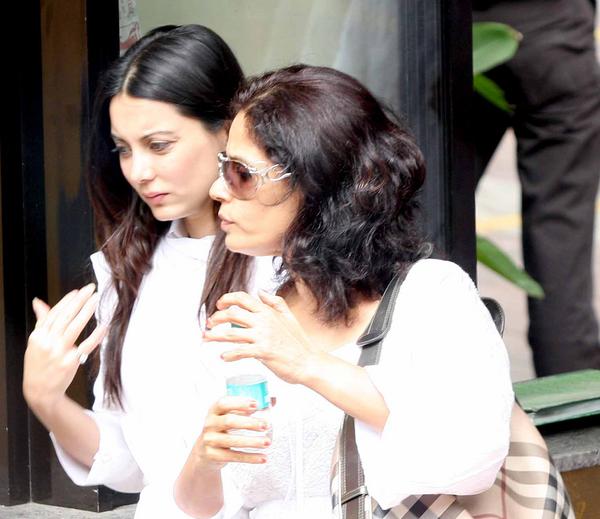 Yash Chopra Funeral, Yash Chopra Funeral photos, Yash Chopra dead body, Yash Chopra dead body photos, Yash Chopra last rites, Yash Chopra last rites pics 